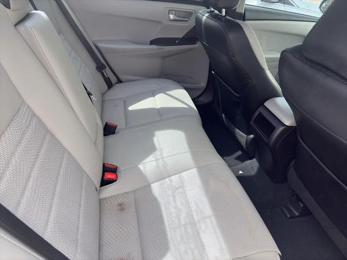 Super White 2017 Toyota Camry SE