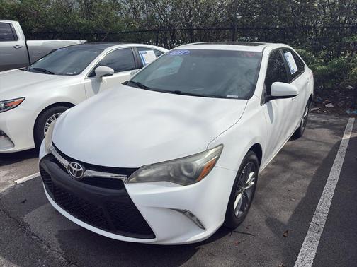 Super White 2017 Toyota Camry SE