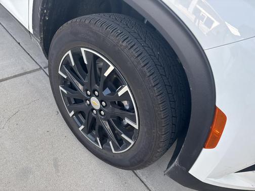 Summit White 2026 Chevrolet Traverse LT