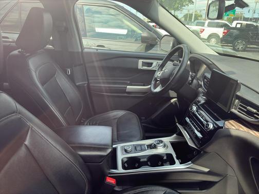 White 2023 Ford Explorer Limited