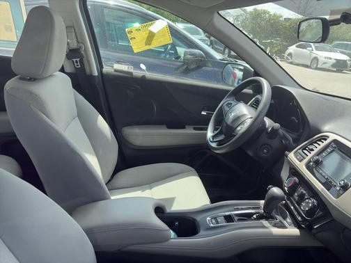 Platinum White Pearl 2020 Honda HR-V LX