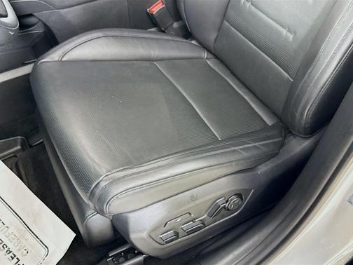 Shimmering Silver 2025 Hyundai SANTA FE Calligraphy