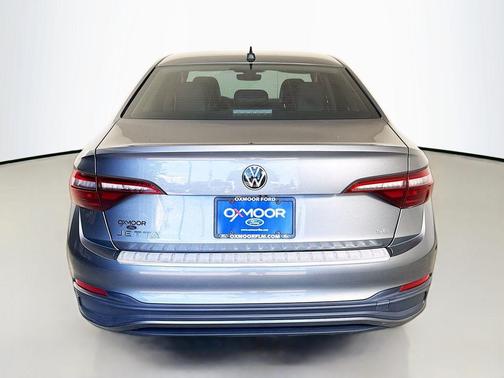 Platinum Gray Metallic 2023 Volkswagen Jetta 1.5T SE