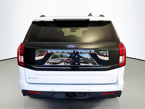 Space Silver 2025 Ford Expedition Active