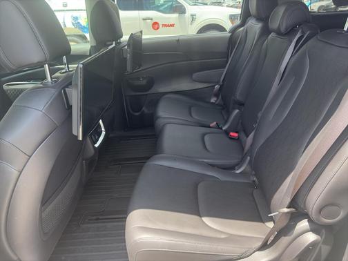 Ivory Silver 2025 Kia Carnival SX