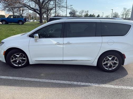 Bright White Clearcoat 2018 Chrysler Pacifica Limited