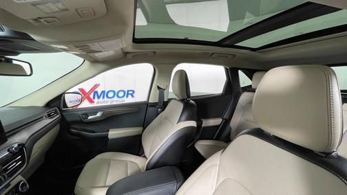 Photo 2 of 35 of 2020 Ford Escape Titanium