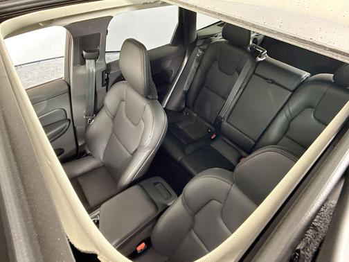 2025 Volvo XC60 B5 Core
