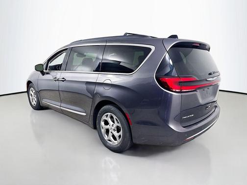 Granite Crystal Clearcoat Metallic 2023 Chrysler Pacifica Limited
