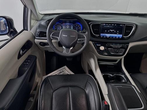 Granite Crystal Clearcoat Metallic 2023 Chrysler Pacifica Limited