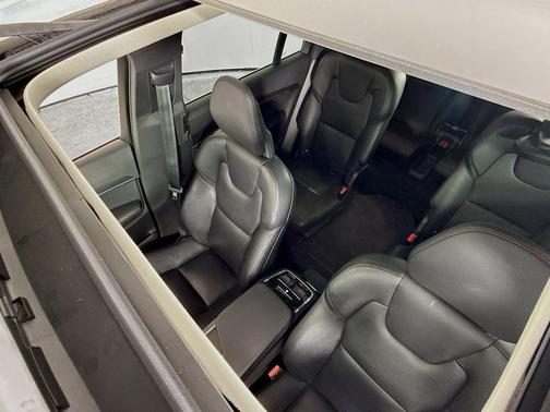 2020 Volvo XC90 T6 Momentum 6 Passenger