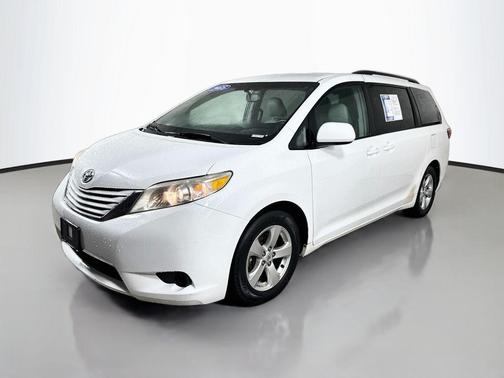 Super White 2015 Toyota Sienna LE