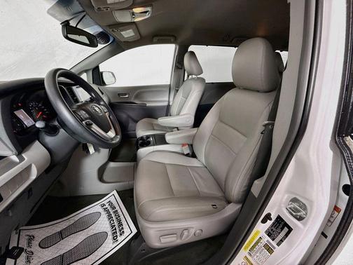Super White 2015 Toyota Sienna LE
