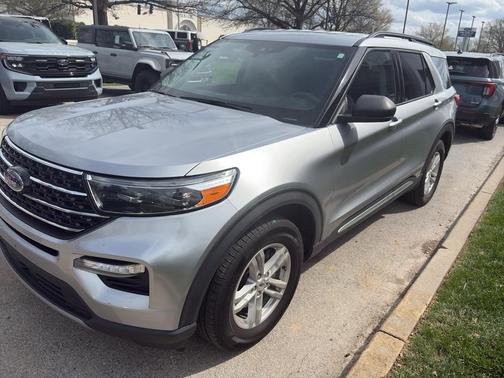 Iconic Silver Metallic 2021 Ford Explorer XLT
