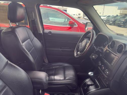 Bright White Clearcoat 2017 Jeep Patriot High Altitude
