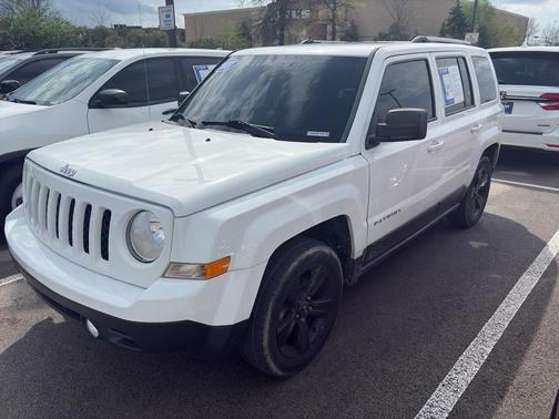 Bright White Clearcoat 2017 Jeep Patriot High Altitude