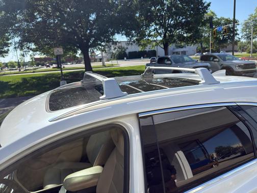 Crystal White Tri-Coat 2018 Cadillac XT5 Luxury