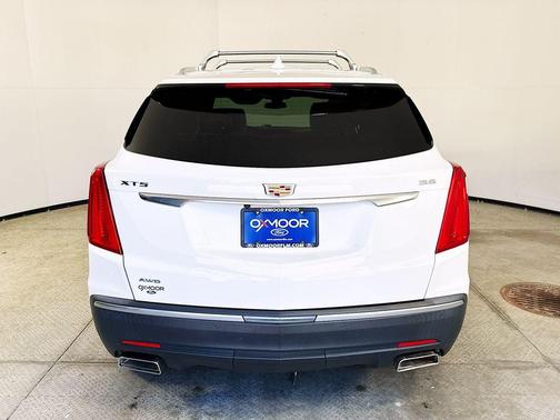 Crystal White Tri-Coat 2018 Cadillac XT5 Luxury