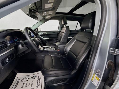 Iconic Silver Metallic 2024 Ford Explorer XLT