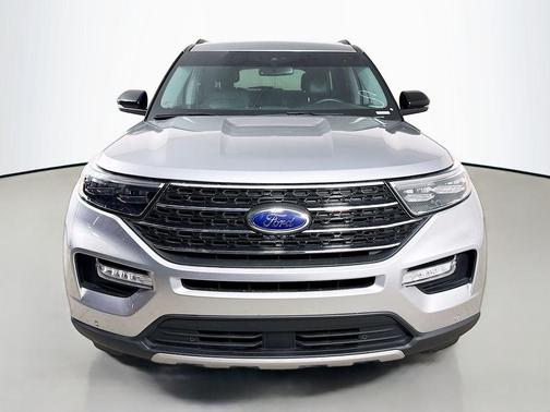 Iconic Silver Metallic 2024 Ford Explorer XLT