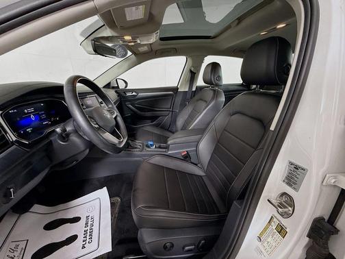 Opal White Pearl Effect 2024 Volkswagen Jetta 1.5T SE