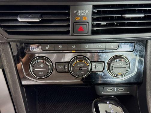 Opal White Pearl Effect 2024 Volkswagen Jetta 1.5T SE