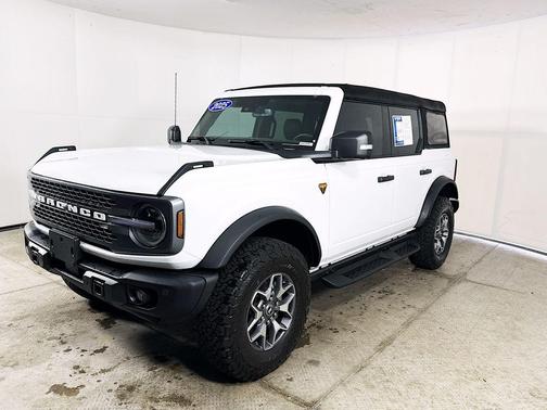 Oxford White 2025 Ford Bronco Badlands