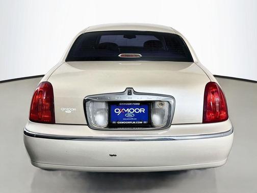 Beige 2000 Lincoln Town Car Cartier