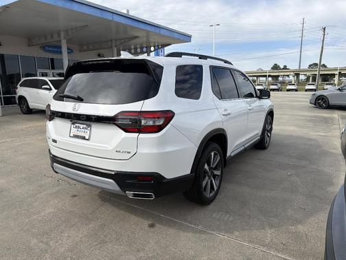 White 2023 Honda Pilot Elite