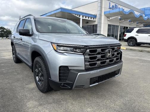 Solar Silver Metallic 2026 Honda Pilot TrailSport