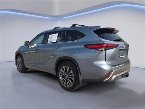 Moon Dust 2022 Toyota Highlander Platinum