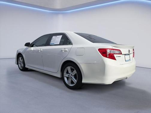 Super White 2013 Toyota Camry SE