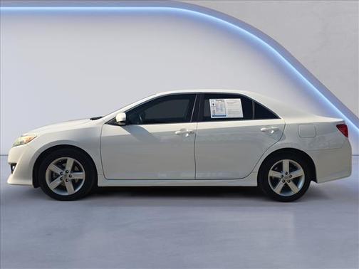 Super White 2013 Toyota Camry SE
