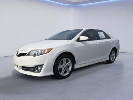 Super White 2013 Toyota Camry SE