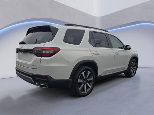 Platinum White Pearl 2023 Honda Pilot AWD Elite
