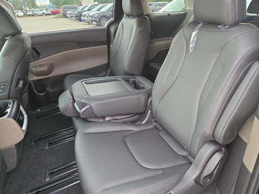 Aurora Black Pearl 2026 Kia Carnival EX