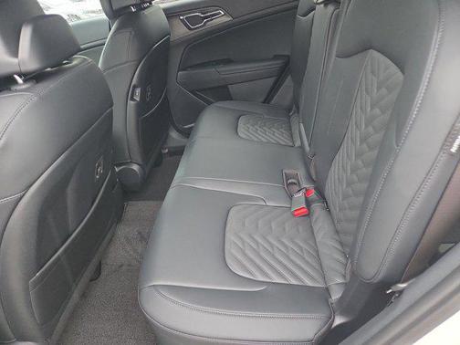 Snow White Pearl 2026 Kia Sportage X-Line