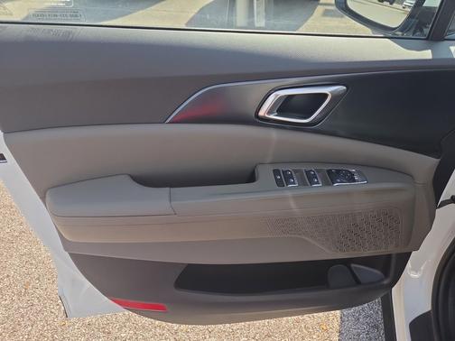 Snow White Pearl 2026 Kia Carnival LXS