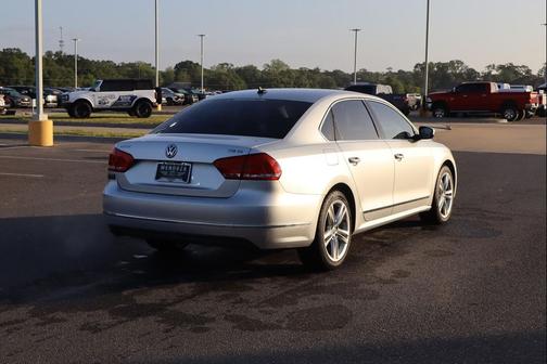 2015 Volkswagen Passat 1.8T Auto SE w/Sunroof & Nav