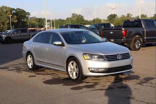 2015 Volkswagen Passat 1.8T Auto SE w/Sunroof & Nav