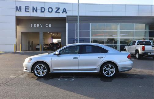 2015 Volkswagen Passat 1.8T Auto SE w/Sunroof & Nav