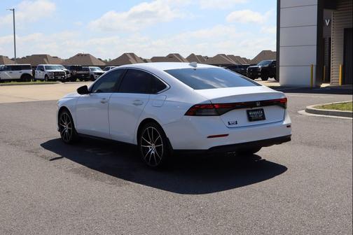 Platinum White Pearl 2023 Honda Accord LX 1.5T