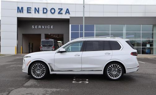 White 2024 BMW X7 xDrive40i