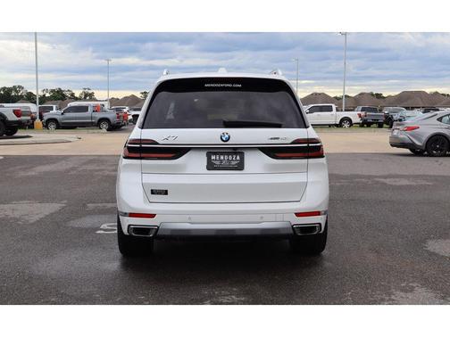 Mineral White Metallic 2024 BMW X7 xDrive40i