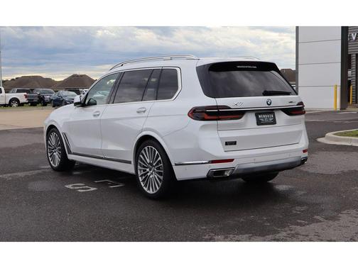 Mineral White Metallic 2024 BMW X7 xDrive40i