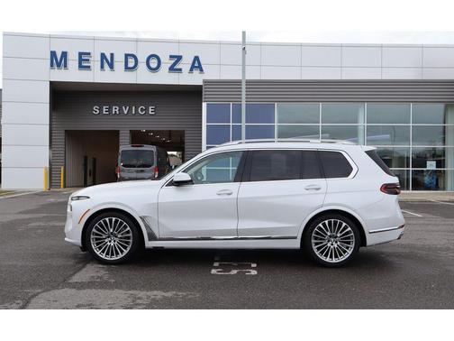 Mineral White Metallic 2024 BMW X7 xDrive40i