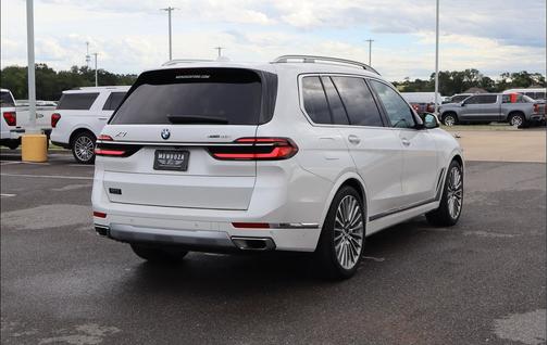 White 2024 BMW X7 xDrive40i