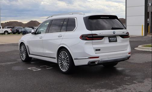 White 2024 BMW X7 xDrive40i