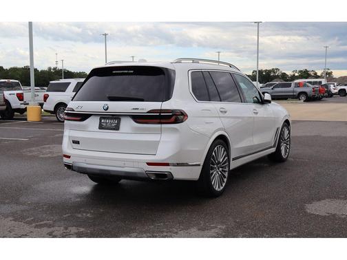 Mineral White Metallic 2024 BMW X7 xDrive40i