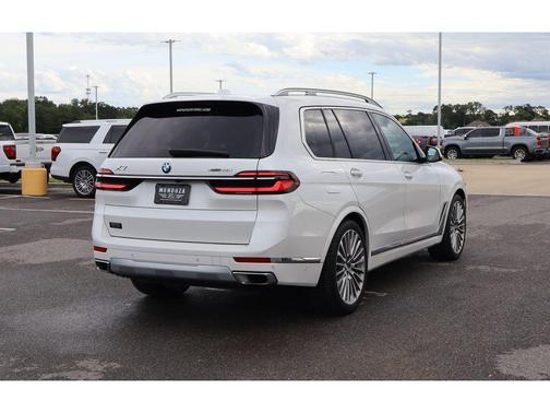Mineral White Metallic 2024 BMW X7 xDrive40i